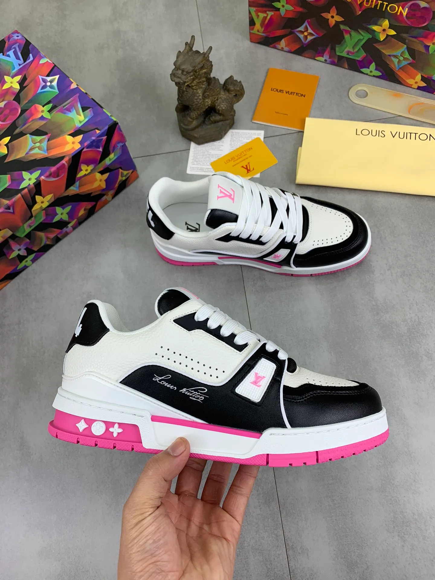 Men's shoes 💰P580 New style 💰💎💎Latest color High version 2025Louis*Vuitto* LV Traine Catwalk TRAINER outsole and fabric private model A shoe that definitely costs a lot of money and effort. This series was designed after the arrival of Vifgil. It is favored by many fans every season. Original TPU outsole Original packaging Men's size: 38-45 (46 can be customized) Color: 3️⃣ colors available (available from stock, super fast delivery)